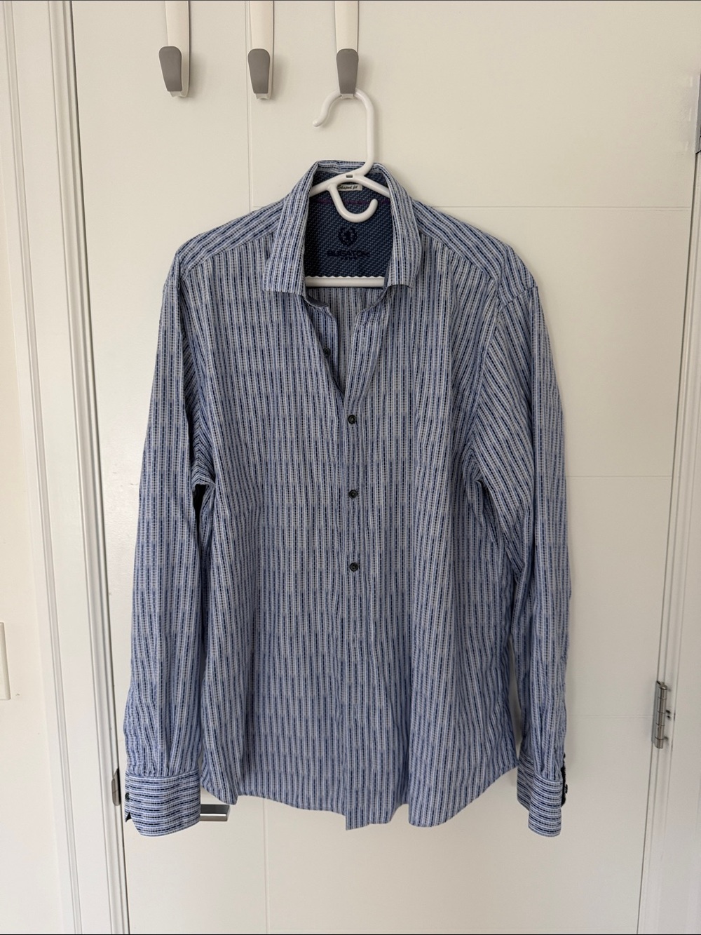 Bugatchi Blue Striped Button-Front collard shirt